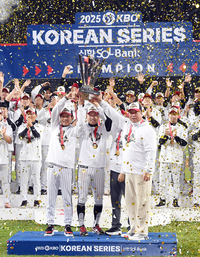 [포토]우승 트로피 들어올리는 LG