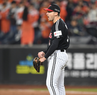 [포토] 톨허스트 ‘실점 위기 넘겼어’