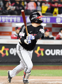 [포토]LG 김현수, 1점 더!