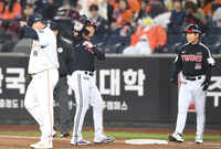 [포토] 오지환, 9회 추가득점 노리는 안타