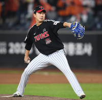 [포토] 역투하는 LG 유영찬 ‘승리를 지켜라’