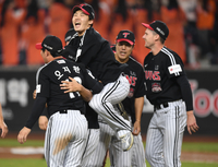 [포토] 유영찬 ‘너무 좋아’