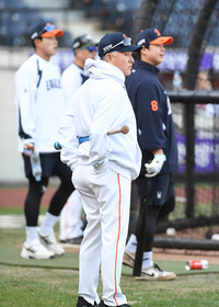 [포토]KS 5차전 준비하는 한화 김경문 감독