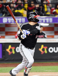 [포토]선제 적시타 치는 LG 김현수