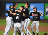 [포토] 환호하는 LG 선수들