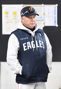 [포토]한화 김경문 감독, 반드시 이겨야 하는데...