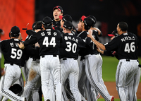 [포토] 우승 후 환호하는 유영찬