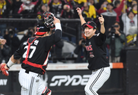 [포토]한국시리즈 우승을 확정 지은 LG 유영찬