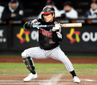 [포토] 신민재, 보내기 번트 성공