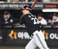 [포토] 김현수, 6회 천금 같은 적시타