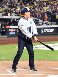 [포토]한화 레전드 장종훈, 한국시리즈 5차전 시타