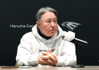 [포토]인터뷰하는 한화 김경문 감독