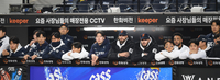 [포토] 마지막 공격 지켜보는 한화 선수들