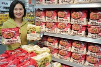 롯데마트, 외국인 겨냥한 ‘하림 송탄식 부대짜글면’ 단독 출시