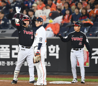 [포토] 김현수, 8회 득점기회 만드는 안타