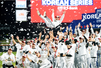 [포토] LG 선수들이 쏘아올린 염경엽 감독