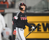 [포토] 오지환 ‘득점찬스에 삼진을 당하다니’