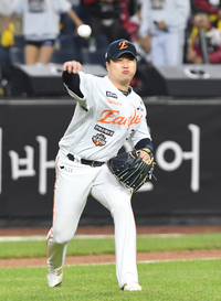 [포토]2-3루의 위기를 자초하는 한화 김종수의 송구 실책
