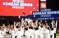 [포토] 박해민 헹가래하는 LG 선수들