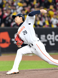 [포토]힘차게 공 뿌리는 한화 황준서