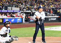 [포토]한국시리즈 5차전 시타하는 한화 레전드 장종훈