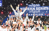 [포토]LG 염경엽 감독, 다시 한 번 우승 헹가래