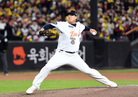 [포토]한국시리즈 5차전 구원 등판한 한화 류현진