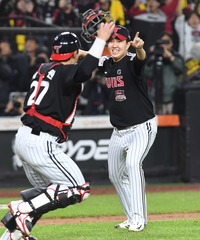 [포토]박동원을 향해 달려가는 유영찬