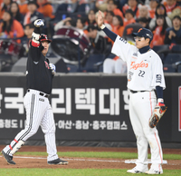 [포토] 김현수, 6회 1점 더 달아나는 적시타