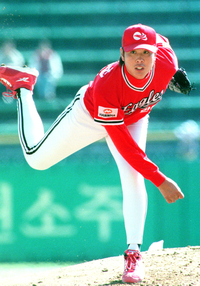 ‘한화 1999 우승 멤버+영구결번’ 정민철·장종훈, 5차전 시구·시타…애국가는 NCT 도영 [KS5]