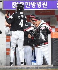 [포토]LG 염경엽 감독, 신민재 득점에 기쁜데 아프네...