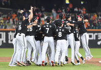 [포토]우승의 기쁨을 나누는 LG