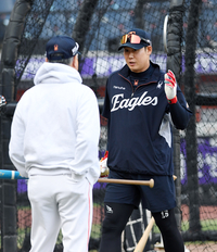 [포토]김경문 감독과 이야기 나누는 한화 하주석