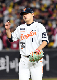 [포토]1회부터 실점한 한화 선발 문동주