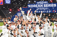 [포토]LG 염경엽 감독의 우승 헹가래