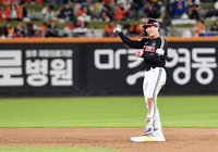 [포토]LG 오지환, 기습 번트 성공!