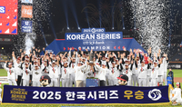 [포토]한국시리즈 우승 트로피 들어올리는 LG