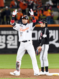 [포토]한화 하주석, LG 톨허스트 상대 2루타