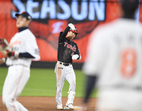 [포토] 구본혁, 7회 추가 득점 노리는 2루타