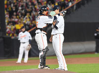 [포토]문동주를 격려하는 한화 포수 최재훈