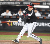 [포토] 헛스윙 하는 김현수