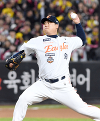 [포토]한화 류현진, 한국시리즈 5차전 구원 등판