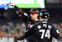 [포토]LG 김현수, 또 적시타!