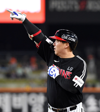 [포토]선제 적시타에 기뻐하는 LG 김현수