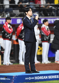 [포토]NCT 도영, 한국시리즈 5차전 애국가 열창