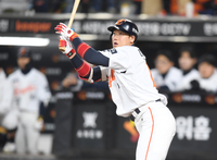 [포토] 하주석, 2회 찬스 만드는 2루타