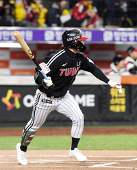 [포토]LG 신민재, 첫 타석부터 2루타