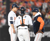 [포토] 양상문 코치 ‘침착하게 던져’