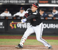 [포토] 8회 우전 안타치는 김현수