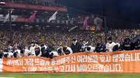 [포토]팬들에게 고개 숙여 인사하는 한화 선수들